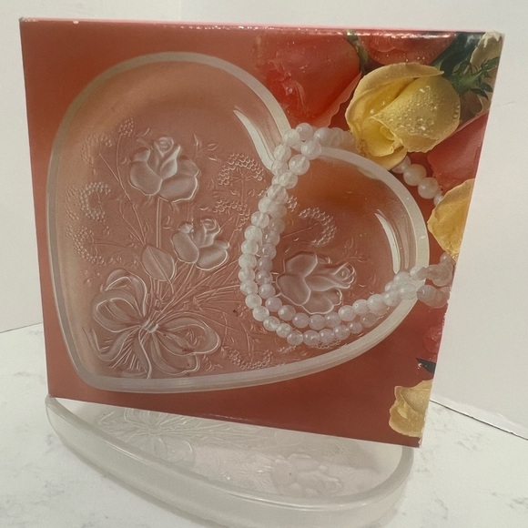 Heart-Shaped Plate with Floral Design - Picture 4 of 11